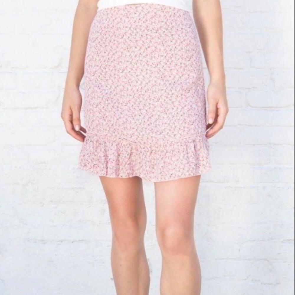 Brandy Melville Cara Floral
Mini Ruffle Skirt Pink one size
